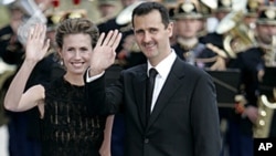 Tổng thống Syria Bashar Assad và vợ, bà Asma Assad đến dự dạ tiệc, sau một cuộc họp thượng đỉnh, tại Petit Palais (cung điện nhỏ), tháng 7 năm 2008 (ảnh lưu trữ)