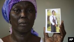 Bà Martha Mark khóc khi đưa bức ảnh của con gái là Monica Mark, 1 nữ sinh bị nhóm Boko Haram bắt cóc ở Nigeria