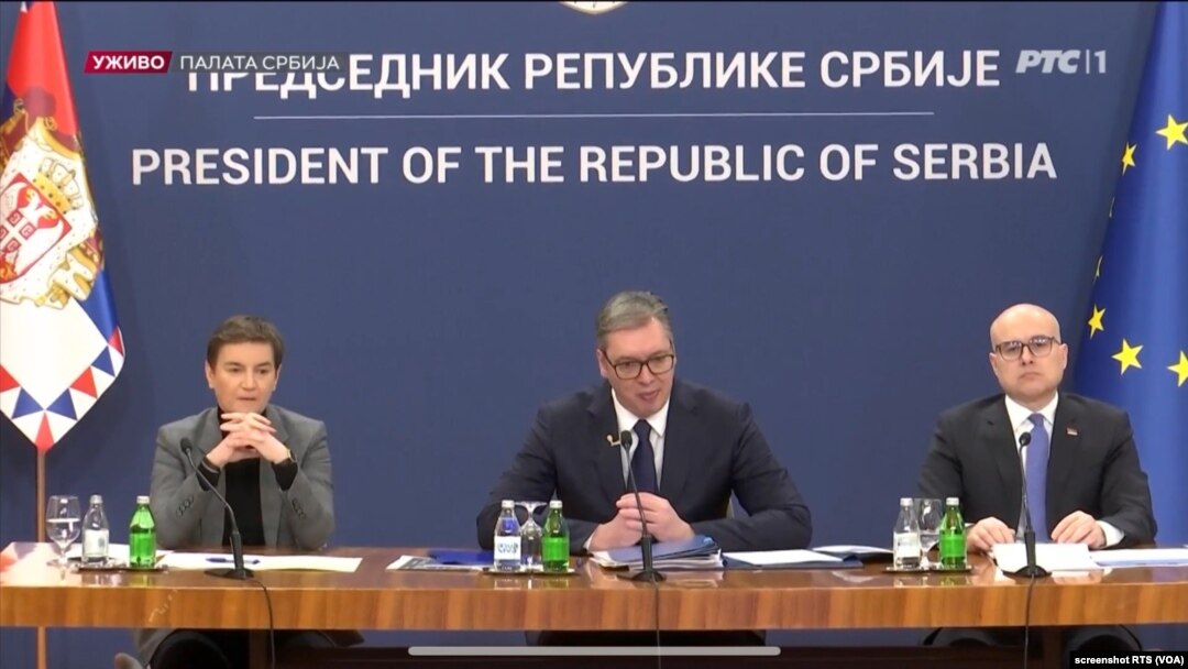 Konferencija za medije predsednika Srbije Aleksandra Vučića zajedno sa premijerom MIlošem Vučevićem i predsednicom parlamenta Anom Brnabić (foto: Screenshot RTS)