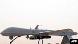 Một cây lớn bị đổ trước mặt Tòa Án Tối Cao tại Washington, 30-6-2012