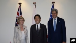 2013年10月4号澳大利亚外长毕晓普(左)、美国国务卿克里(右)和日本外相岸田文雄(中)在亚太经合组织外长会上合影