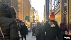 La ciudad de Nueva York también amaneció congelada el jueves. Se espera que las condiciones del clima cambien para el fin de semana.[Foto: Celia Mendoza, VOA].