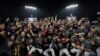 Los Medias Rojas de Boston celebran después del quinto juego de la Serie Mundial de béisbol contra los Dodgers de Los Angeles. El equipo de Boston ganó 5-1 el domingo con lo que se apuntó 4 juegos ganados de la serie de 5.
