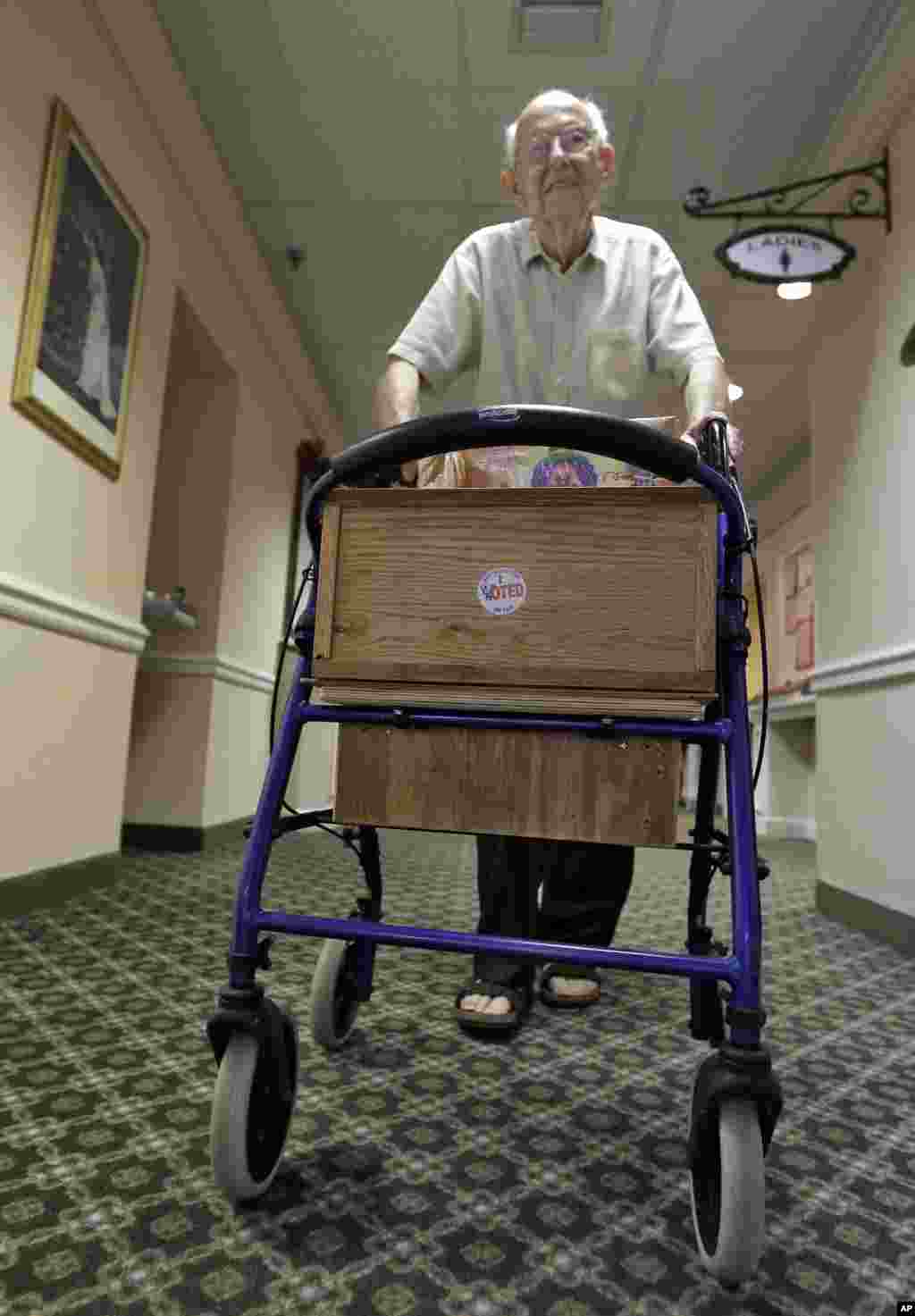 Cụ Rolf Kleinwort, 87 tuổi, ở Boca Raton, Florida, dán nhãn "I Voted" trên nạng đỡ của cụ sau khi bầu xong. (AP Photo/Chris O'Meara)